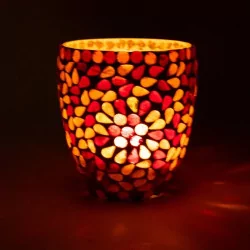 Tarro para velas en mosaico rojo y amarillo.