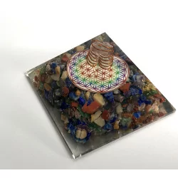 Pyramide de fleur de vie colorée avec pointe de Cristal