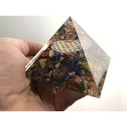 Pyramide de fleur de vie colorée avec pointe de Cristal