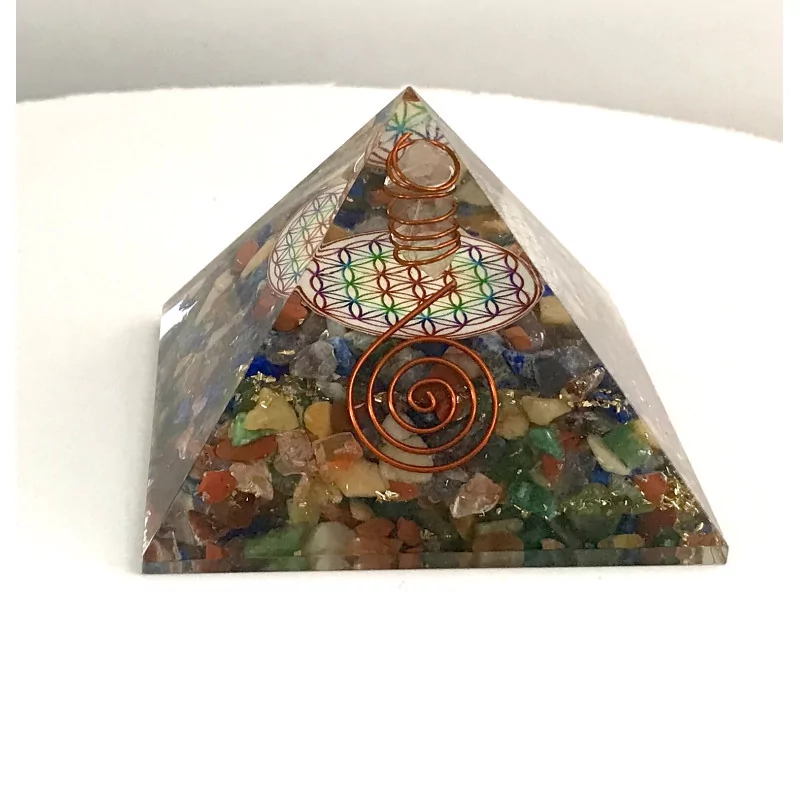 Pyramide de fleur de vie colorée avec pointe de Cristal