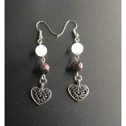 Pendientes de granate y cuarzo rosa con un corazón.