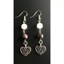 Pendientes de granate y cuarzo rosa con un corazón.