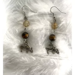 Boucles d’oreilles Oeil de Tigre & Quartz Rutile avec un éléphant.