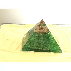 Pyramide Orgonite & Aventurine verte et Cristal